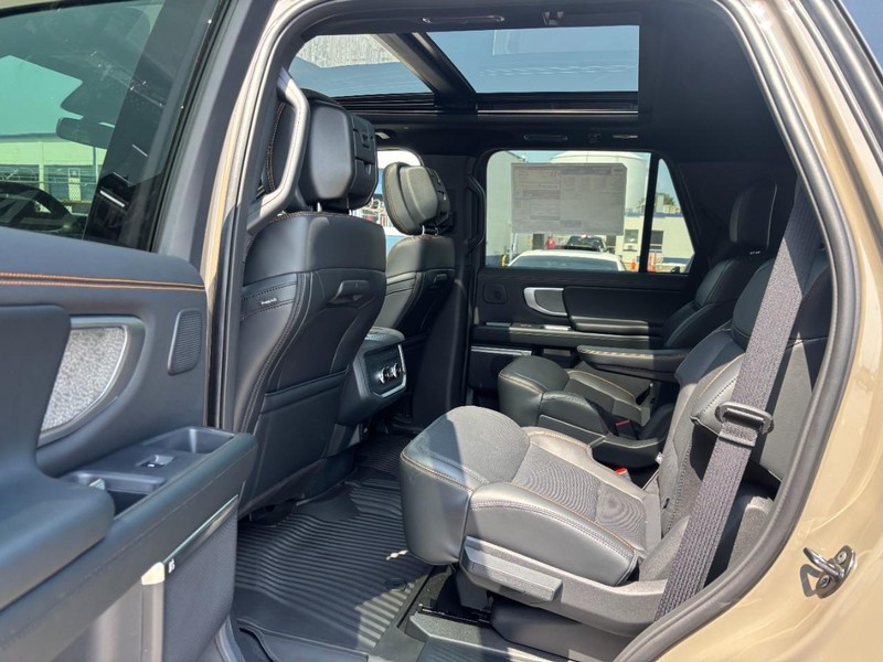 Ford Expedition Vehicle Full-screen Gallery Image 14