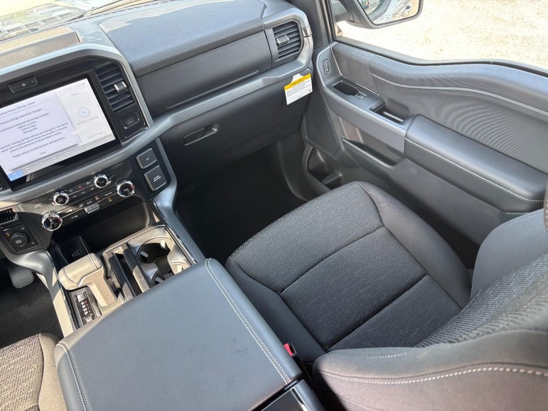 Ford F-150 Vehicle Full-screen Gallery Image 16