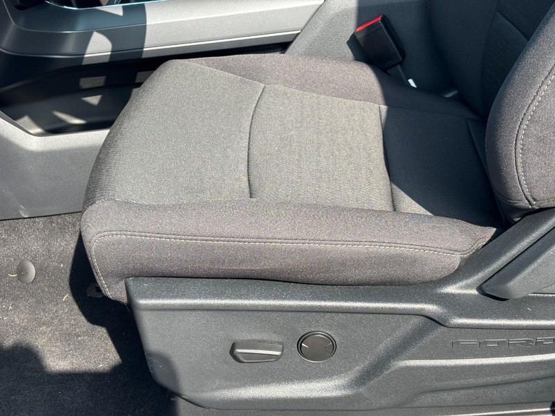 Ford F-150 Vehicle Full-screen Gallery Image 17