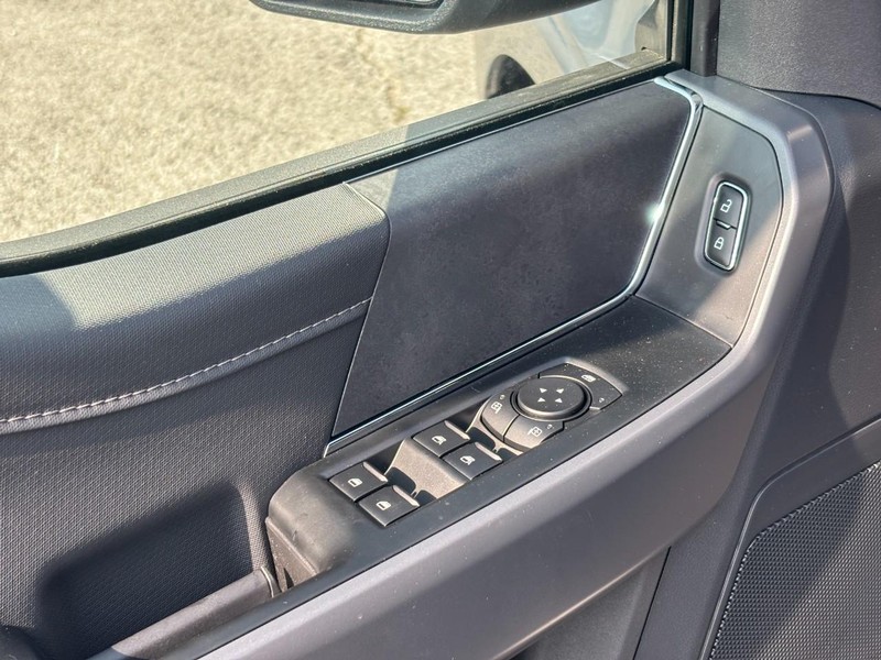 Ford F-150 Vehicle Full-screen Gallery Image 18