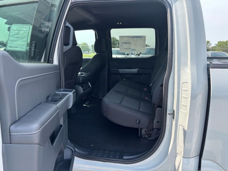 Ford F-150 Vehicle Full-screen Gallery Image 13
