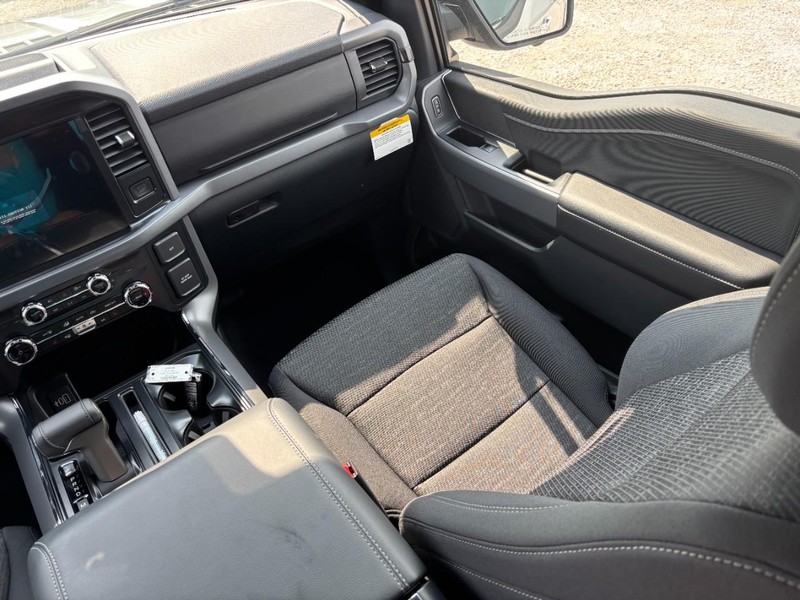 Ford F-150 Vehicle Full-screen Gallery Image 16