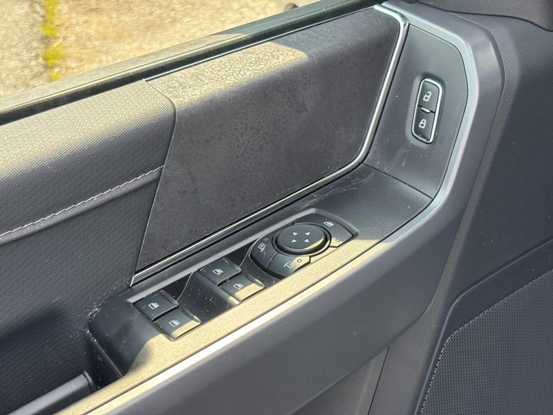 Ford F-150 Vehicle Full-screen Gallery Image 18