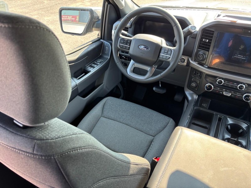 Ford F-150 Vehicle Full-screen Gallery Image 14