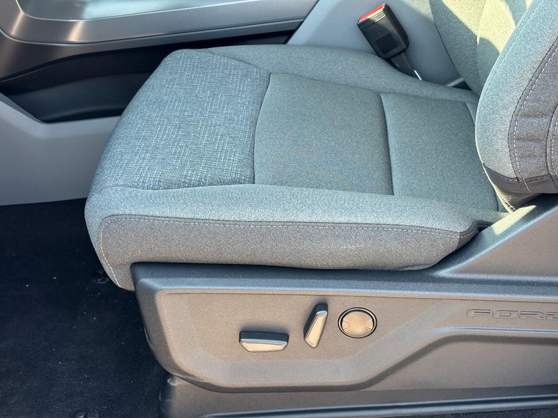 Ford F-150 Vehicle Full-screen Gallery Image 17