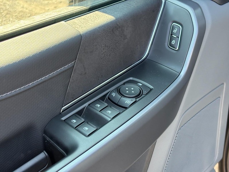 Ford F-150 Vehicle Full-screen Gallery Image 18