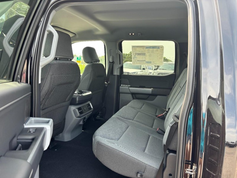 Ford F-150 Vehicle Full-screen Gallery Image 13