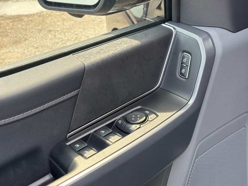 Ford F-150 Vehicle Full-screen Gallery Image 18