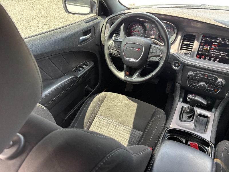 Dodge Charger Vehicle Full-screen Gallery Image 12