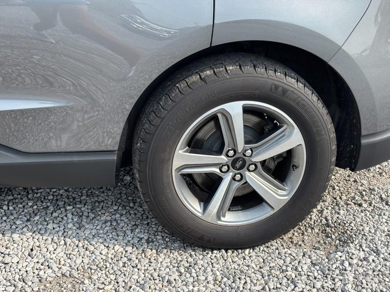 Ford Edge Vehicle Full-screen Gallery Image 12