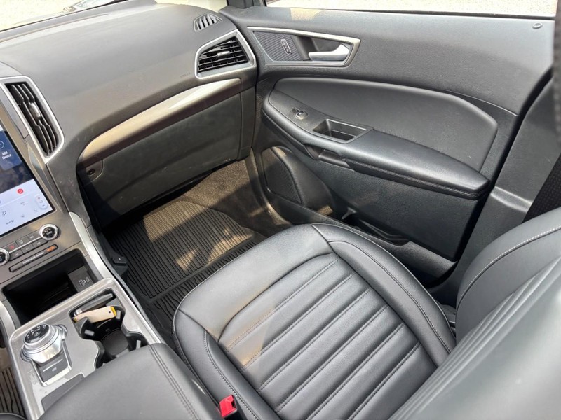 Ford Edge Vehicle Full-screen Gallery Image 16