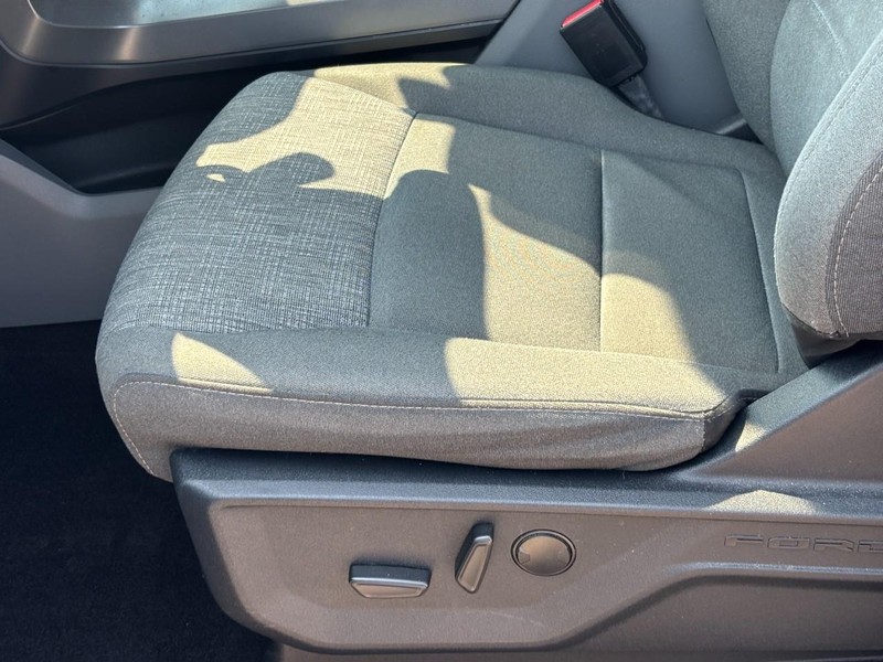 Ford F-150 Vehicle Full-screen Gallery Image 17