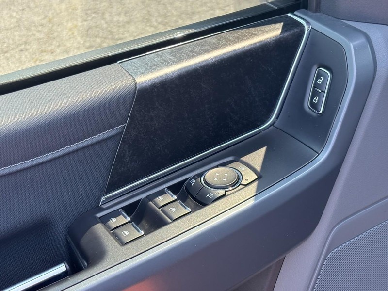 Ford F-150 Vehicle Full-screen Gallery Image 18