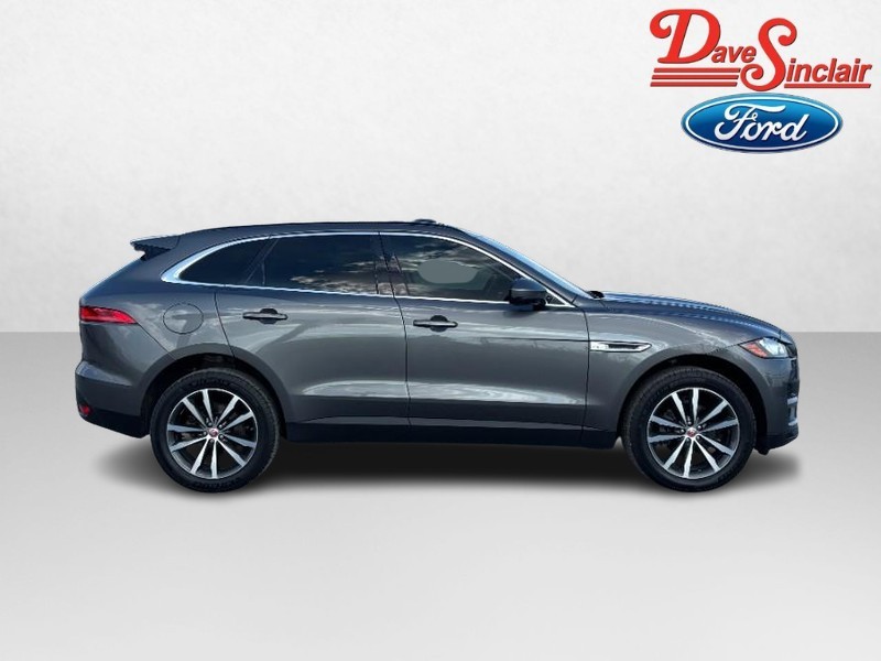 Jaguar F-Pace Vehicle Full-screen Gallery Image 05