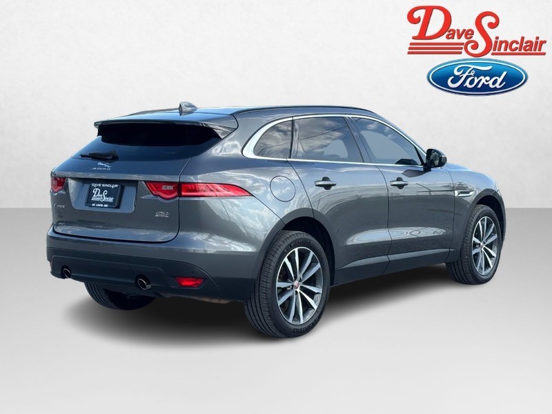Jaguar F-Pace Vehicle Full-screen Gallery Image 07