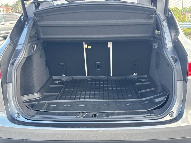 Jaguar F-Pace Vehicle Full-screen Gallery Image 11