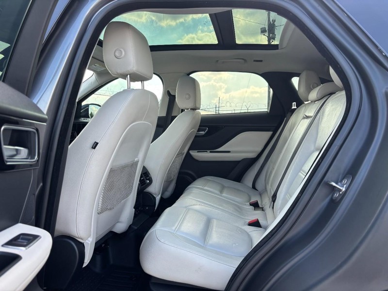Jaguar F-Pace Vehicle Full-screen Gallery Image 13