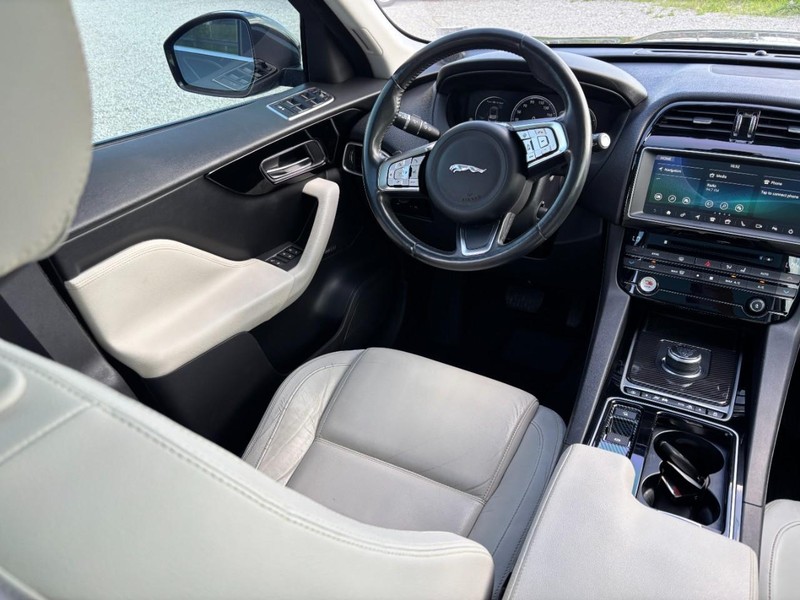 Jaguar F-Pace Vehicle Full-screen Gallery Image 14