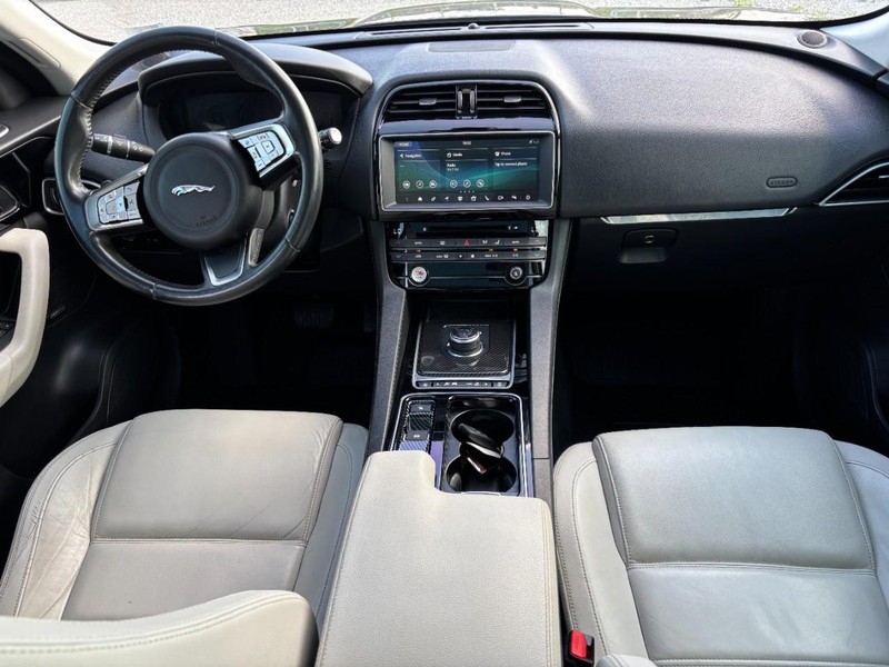 Jaguar F-Pace Vehicle Full-screen Gallery Image 15