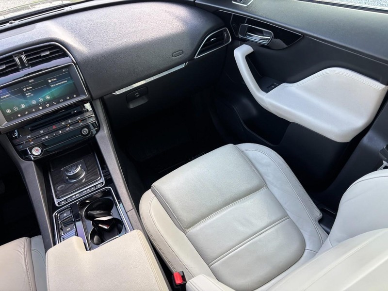 Jaguar F-Pace Vehicle Full-screen Gallery Image 16