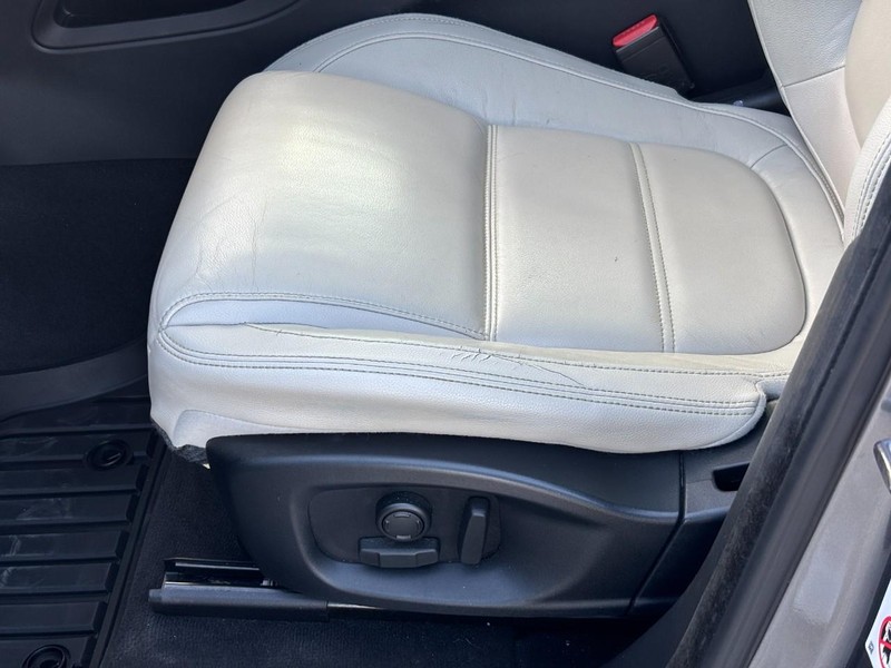 Jaguar F-Pace Vehicle Full-screen Gallery Image 17