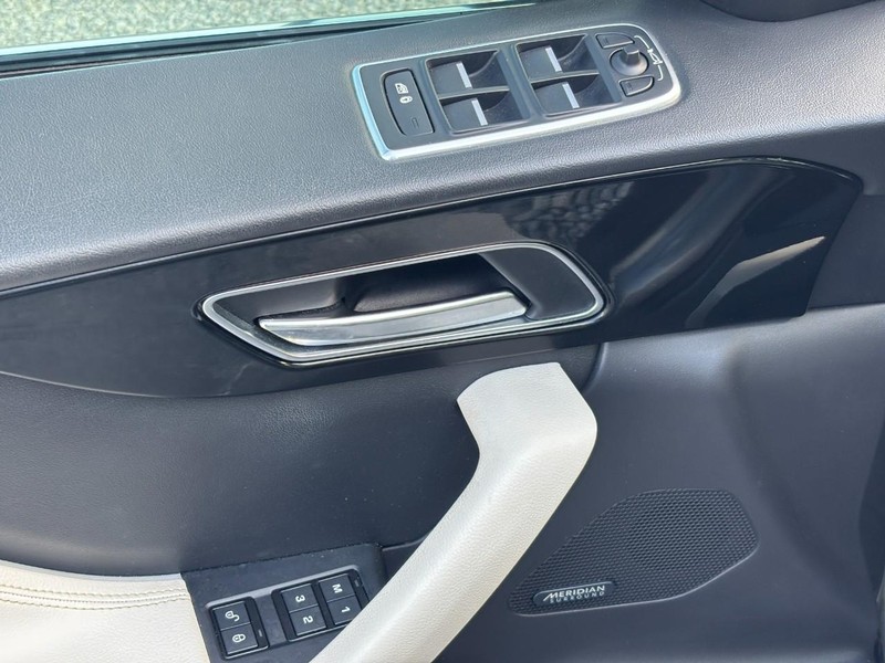 Jaguar F-Pace Vehicle Full-screen Gallery Image 18