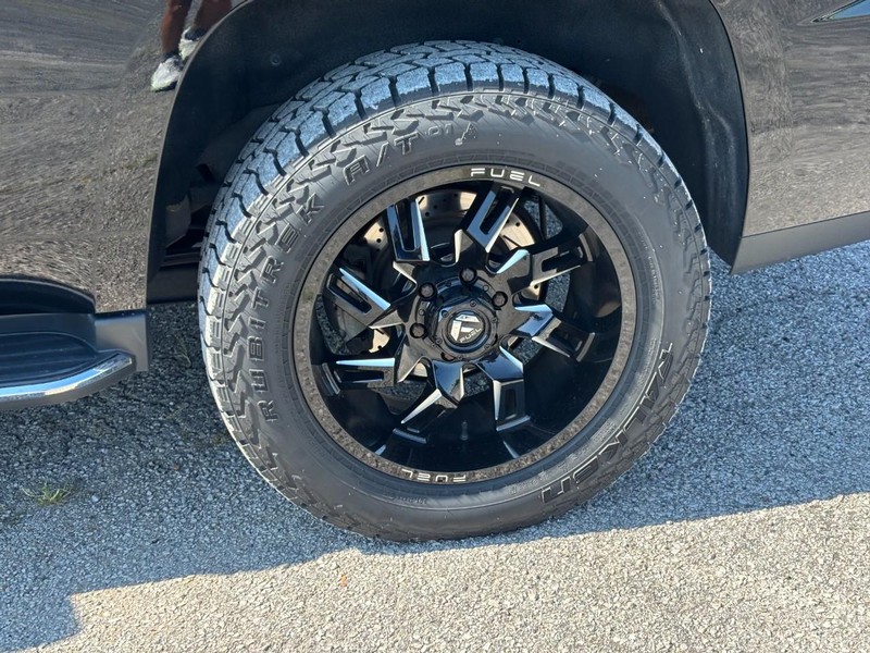GMC Yukon Vehicle Image 12