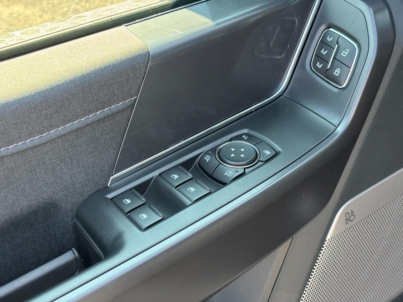 Ford F-150 Vehicle Full-screen Gallery Image 18