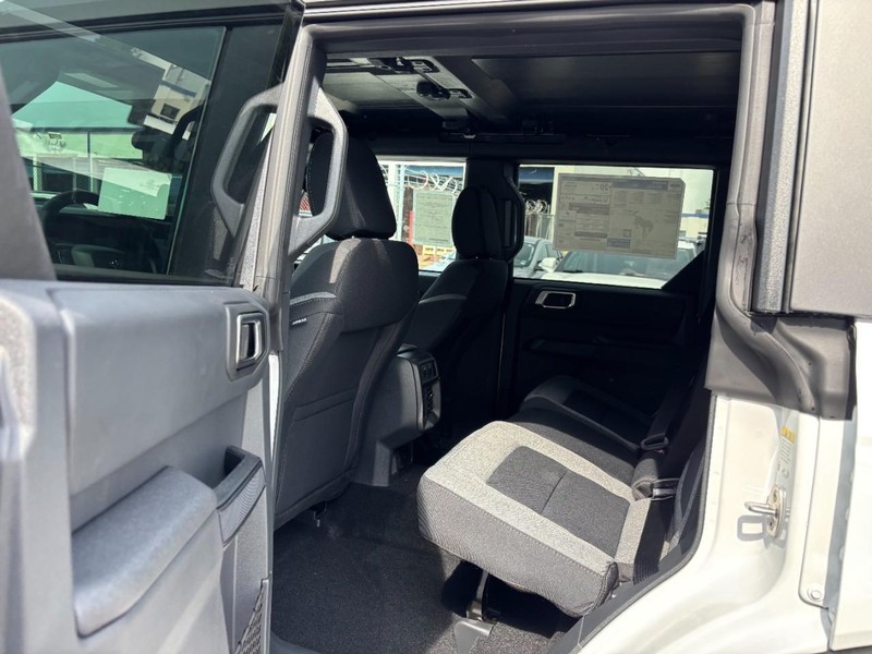 Ford Bronco Vehicle Full-screen Gallery Image 13
