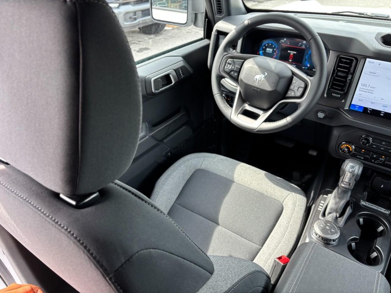 Ford Bronco Vehicle Full-screen Gallery Image 14