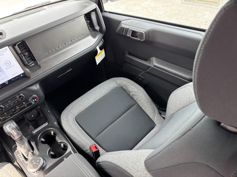 Ford Bronco Vehicle Full-screen Gallery Image 16