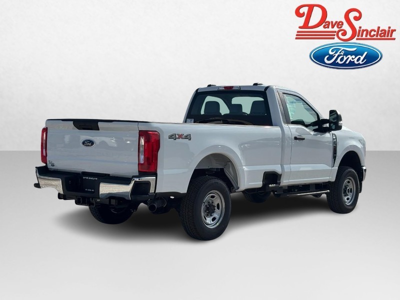 Ford Super Duty F-250 SRW Vehicle Full-screen Gallery Image 07