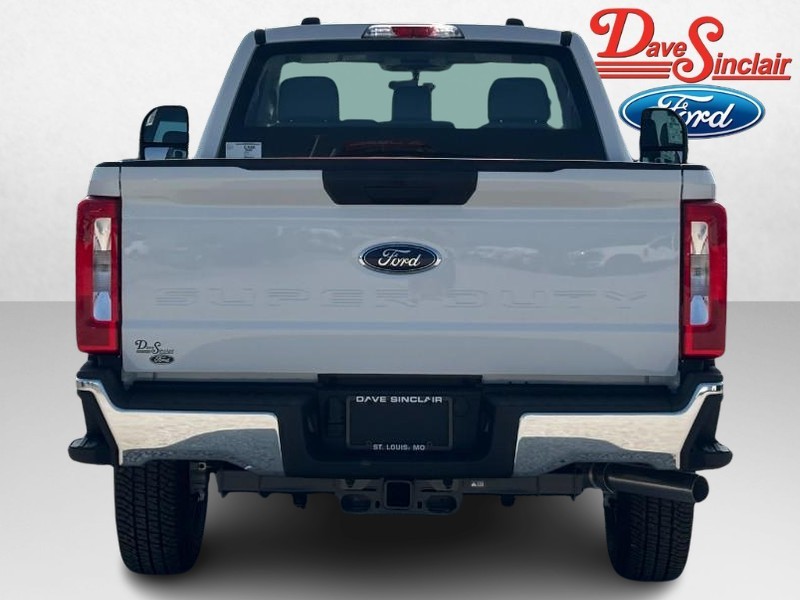 Ford Super Duty F-250 SRW Vehicle Full-screen Gallery Image 08