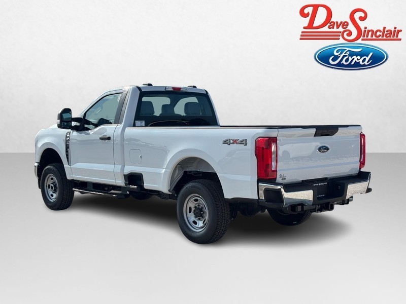 Ford Super Duty F-250 SRW Vehicle Full-screen Gallery Image 09