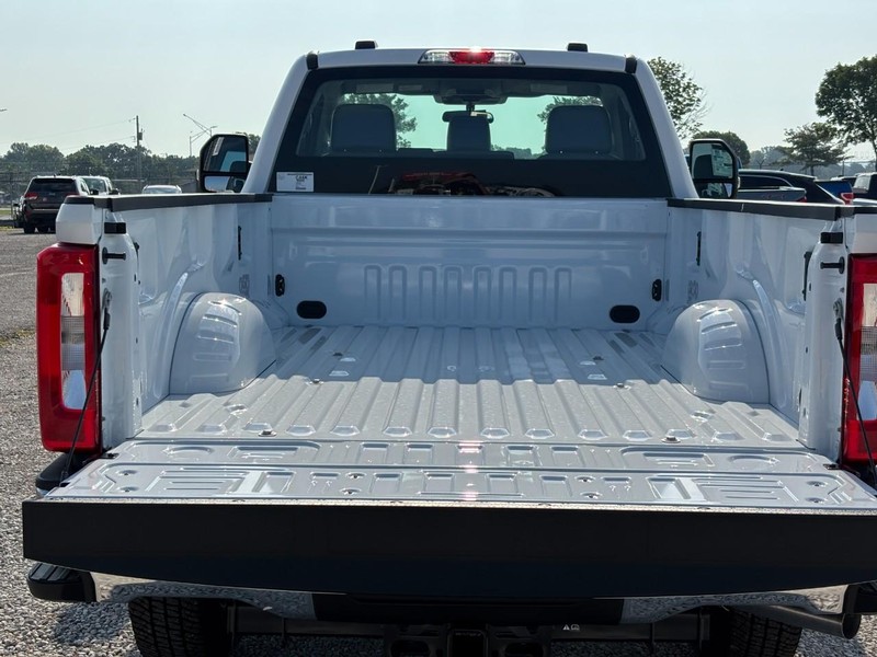 Ford Super Duty F-250 SRW Vehicle Full-screen Gallery Image 11
