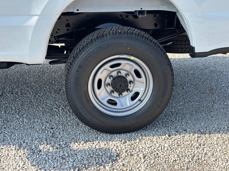 Ford Super Duty F-250 SRW Vehicle Full-screen Gallery Image 12