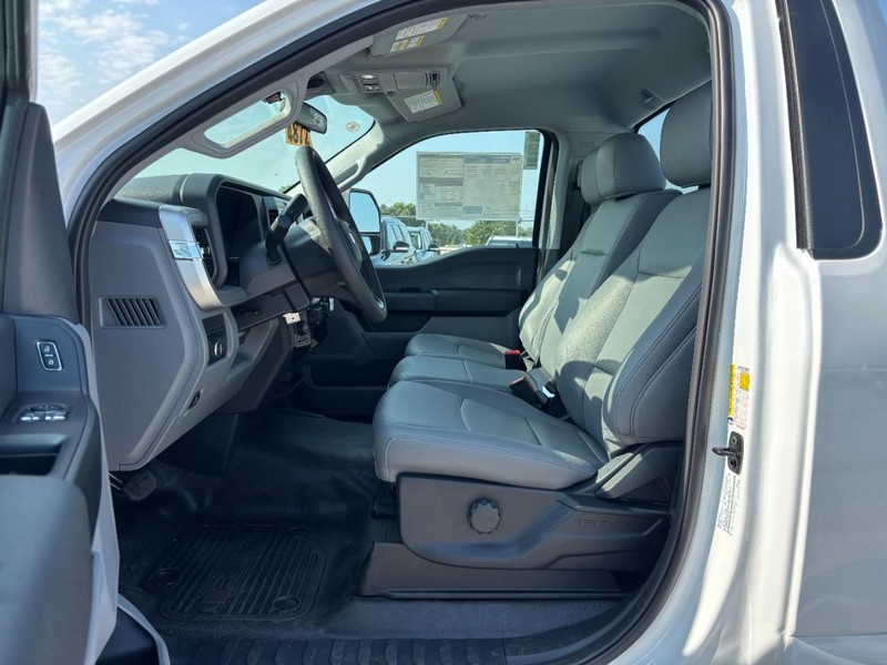 Ford Super Duty F-250 SRW Vehicle Full-screen Gallery Image 13