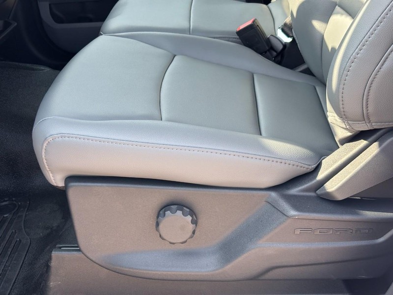 Ford Super Duty F-250 SRW Vehicle Full-screen Gallery Image 14