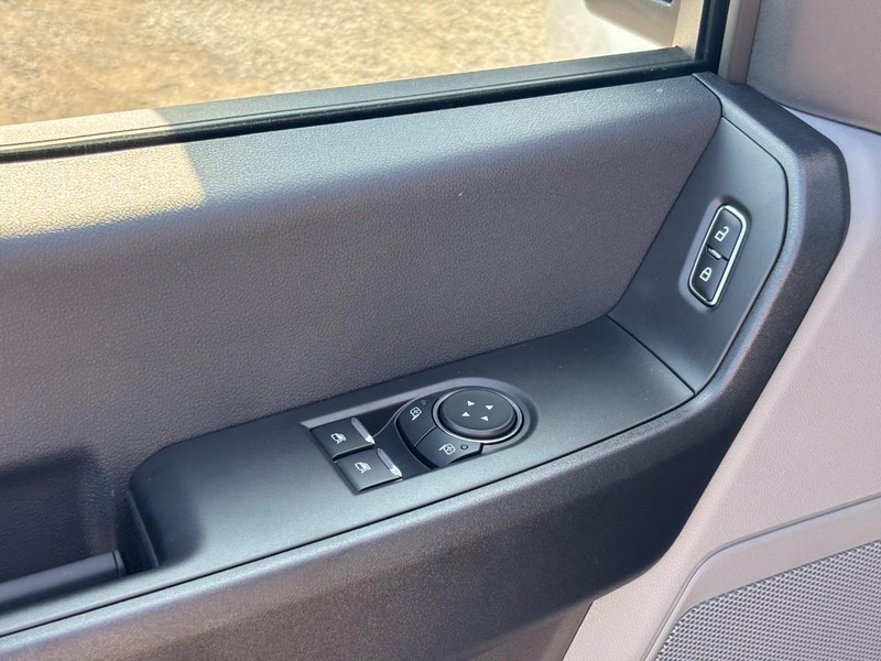 Ford Super Duty F-250 SRW Vehicle Full-screen Gallery Image 15