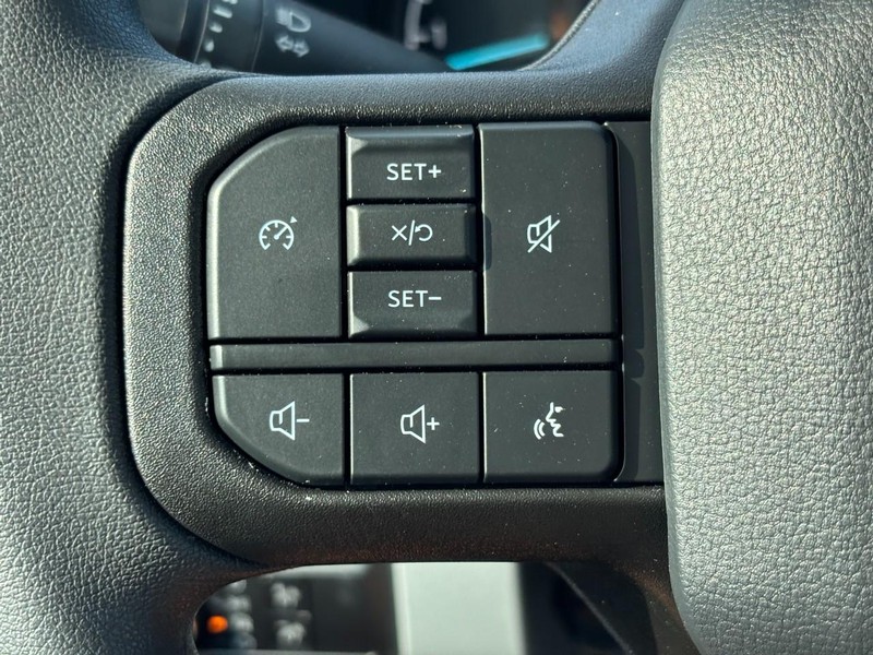 Ford Super Duty F-250 SRW Vehicle Full-screen Gallery Image 16