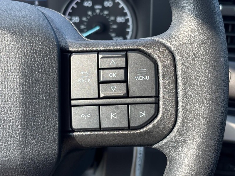 Ford Super Duty F-250 SRW Vehicle Full-screen Gallery Image 17