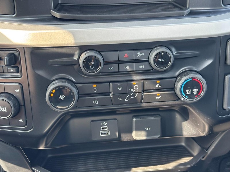 Ford Super Duty F-250 SRW Vehicle Full-screen Gallery Image 21