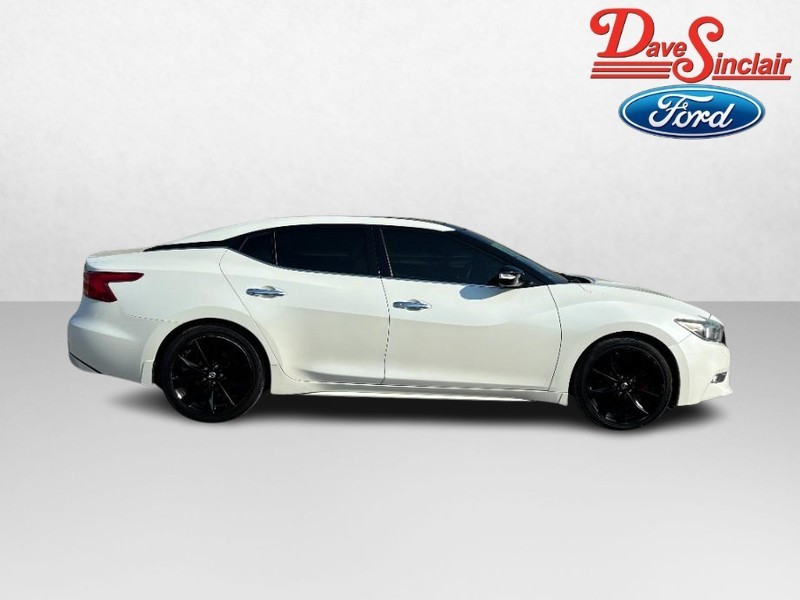 Nissan Maxima Vehicle Full-screen Gallery Image 05
