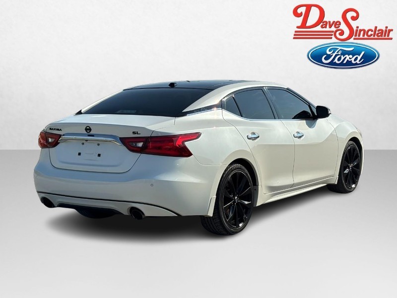Nissan Maxima Vehicle Full-screen Gallery Image 07