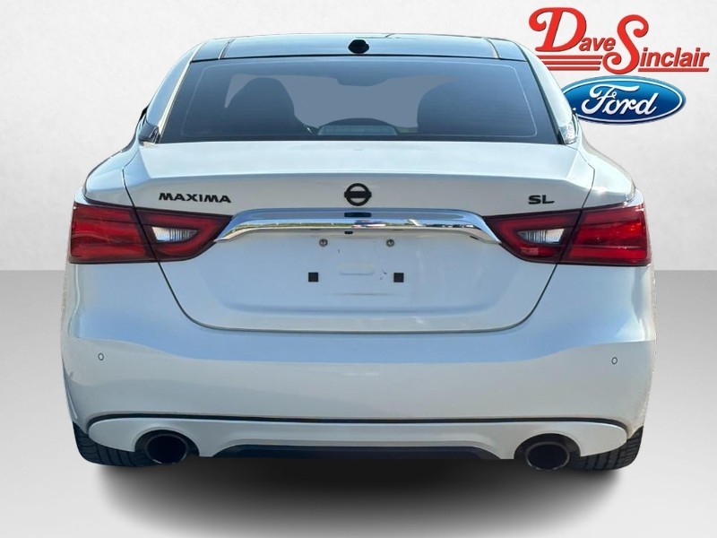 Nissan Maxima Vehicle Full-screen Gallery Image 08