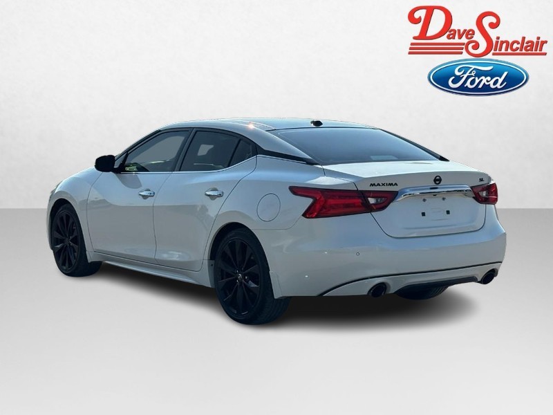 Nissan Maxima Vehicle Full-screen Gallery Image 09
