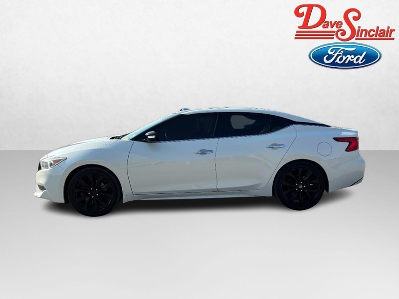 Nissan Maxima Vehicle Full-screen Gallery Image 10