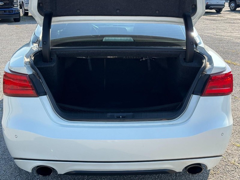 Nissan Maxima Vehicle Full-screen Gallery Image 11