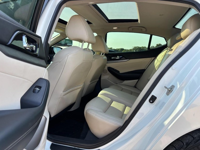 Nissan Maxima Vehicle Full-screen Gallery Image 13