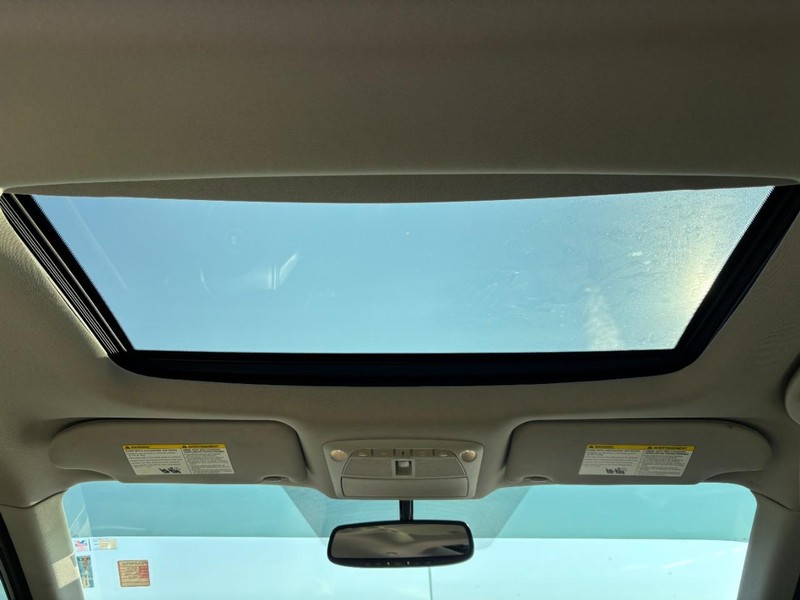 Nissan Maxima Vehicle Full-screen Gallery Image 14